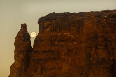 月の出と日の出、タハルカ神殿、ラム門、ゲベル・バルカル神殿群、ファラオ...、2007年（写真） 作： Kenneth Garrett