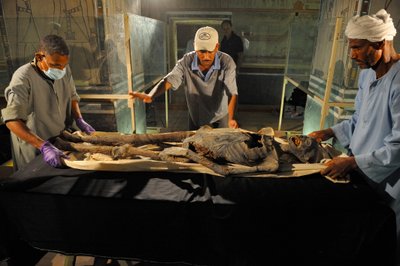 検査準備中のツタンカーメン王の母親のミイラ。DNAが証明したこの無名のミイラ（2005年）（写真）。 作： Kenneth Garrett