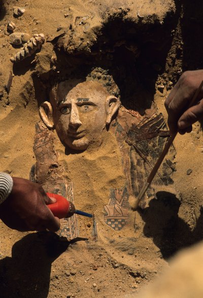 成人男性のミイラ、バハリヤ、グレコ・ローマ時代、2002年（写真） 作： Kenneth Garrett
