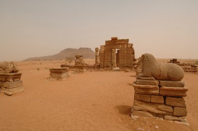 ナガ遺跡、ナカ、上ヌビア、ヌビア人、古代の中心地、メロイト時代 作： Kenneth Garrett