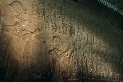 最古の王のリスト、アビドスのセティ1世神殿、ラムの後ろに立つセティ1世、2005年（写真）。 作： Kenneth Garrett