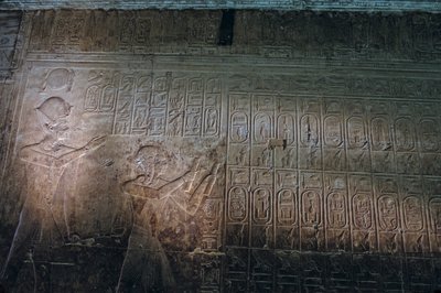 最古の王のリスト、アビドスのセティ1世神殿、ラムの後ろに立つセティ1世、2005年（写真）。 作： Kenneth Garrett