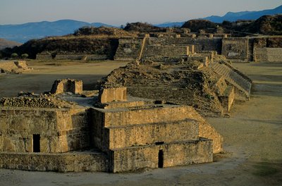 オルメカ; モンテ・アルバン; オアハカ; メキシコ、ダンザンテ; サポテカ 作： Kenneth Garrett