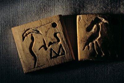 前時代象牙ラベル、最古の文字、グンター・ドライヤー博士、エジプト、2005年（写真） 作： Kenneth Garrett