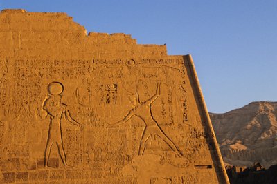 敵を打ちのめすラムセス3世、主神殿、塔門、メディネト・ハブ、新王国時代、エジプト、風景写真 作： Kenneth Garrett