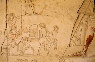 ホレムヘブの墓のレリーフ。囚人を記録する律法学者が描かれている（2003年）（写真）。 作： Kenneth Garrett