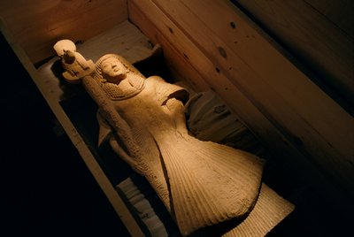 獅子の頭を持つ戦争の女神セクメの旗手としてのネブレの砂岩像、2002年（写真）。 作： Kenneth Garrett