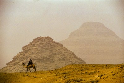 サッカラ、テティのピラミッド、第6王朝、ジョセルのピラミッド（背景）、エジプト 作： Kenneth Garrett