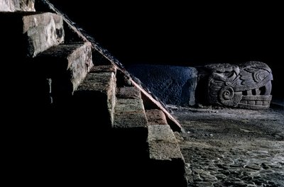 大神殿の蛇のレプリカ、テノチティトラン、テンプロ・マヨール、アステカ、メキシコ、メキシコシ...、2010年（写真） 作： Kenneth Garrett