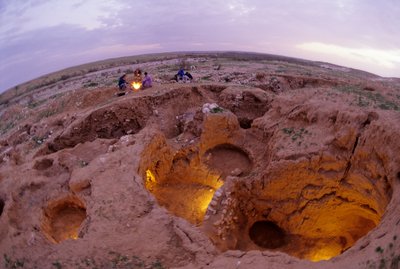 シクミム、紀元前4200年頃、地下貯蔵庫のある銅器時代の村（イスラエル 作： Kenneth Garrett