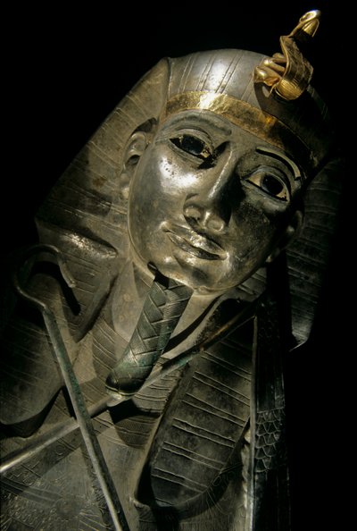 プシュセンネス1世の銀と金の石棺、第三中間期、2002年（写真） 作： Kenneth Garrett