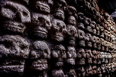 メキシコ、アステカ、テンプロ・マヨール、スカル・ラック（ツォンパントリ）、2010年（写真 作： Kenneth Garrett