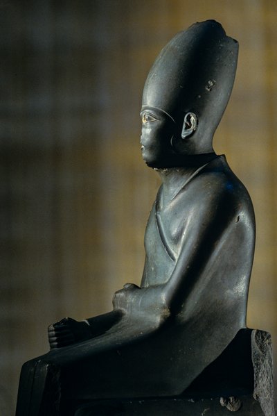 カセケム像、ヒエラコンポリス、第2王朝ファラオ、エジプト、2005年（写真） 作： Kenneth Garrett