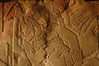 メキシコ、パレンケ、神殿19の玉座ベンチ、アカル・モ・ナブの彫刻、2005年（写真） 作： Kenneth Garrett