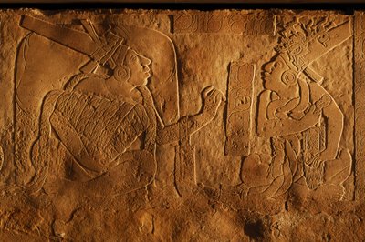 メキシコ、パレンケ、神殿19の玉座ベンチ、アカル・モ・ナブの彫刻、2005年（写真） 作： Kenneth Garrett