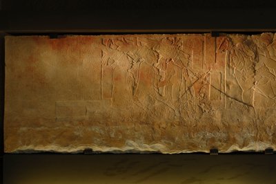 メキシコ、パレンケ、神殿19の玉座ベンチ、アカル・モ・ナブの彫刻、2005年（写真） 作： Kenneth Garrett