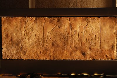 メキシコ、パレンケ、神殿19の玉座ベンチ、アカル・モ・ナブの彫刻、2005年（写真） 作： Kenneth Garrett