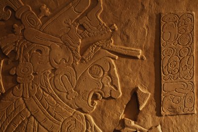 メキシコ、パレンケ、神殿21の王座台、アカル・モ・ナブ王の彫刻、2005年（写真） 作： Kenneth Garrett
