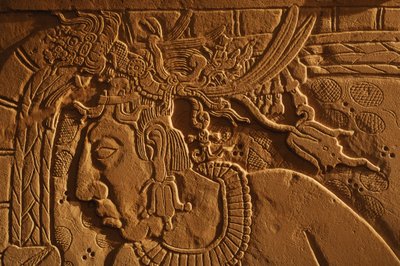 メキシコ、パレンケ、神殿21の王座台、アカル・モ・ナブ王の彫刻、2005年（写真） 作： Kenneth Garrett