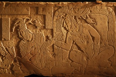 メキシコ、パレンケ、神殿21の王座台、アカル・モ・ナブ王の彫刻、2005年（写真） 作： Kenneth Garrett