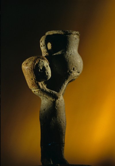 Unguent Vessel、女性使用人の形、2009年（写真） 作： Kenneth Garrett