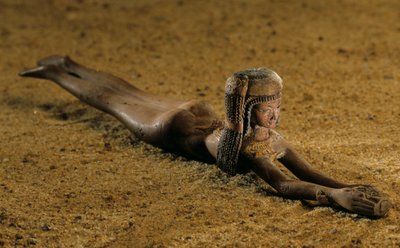 アメンヘテプ3世治世のウングエント・スプーン、木、金、2009年（写真） 作： Kenneth Garrett