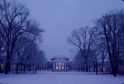 ヴァージニア大学（ヴァージニア州シャーロッツビル、トーマス・ジェファーソンが創立・設計、2004年）（写真 作： Kenneth Garrett