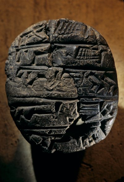 ウルケシュ、フリア帝国、シリア、紀元前2400年、ジョルジョ・ブチェッラーティ、筆記練習用の学校タブレット、2004年（写真） 作： Kenneth Garrett