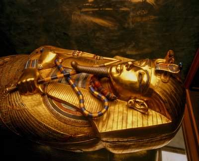 王家の谷、ツタンカーメンのミイラを納めた黄金の棺、エジプト、2009年（写真） 作： Kenneth Garrett