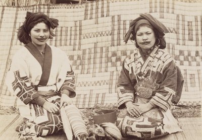 アイヌの女性、1890年代頃（ゼラチンシルバープリント） 作： Kenzô Tamoto