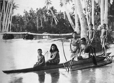 アウトリガーを備えたサモアのカヌーとその乗員、1902 年 作： Kerry and Co