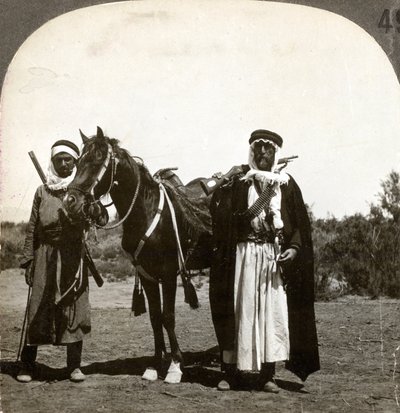 シェイクと彼のボディーガード、シリア、1900年代。 作： Keystone View Company