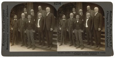 「ブッカー・T・ワシントンと賓客たち、アラバマ州タスキギー・インスティテュート」1906年4月（写真） 作： Keystone View Company