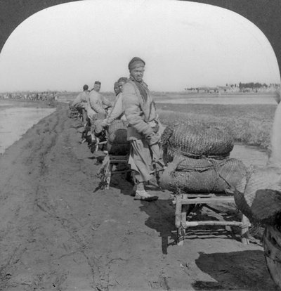 手押し車で中国に塩を運ぶ、1907年 作： Keystone View Company