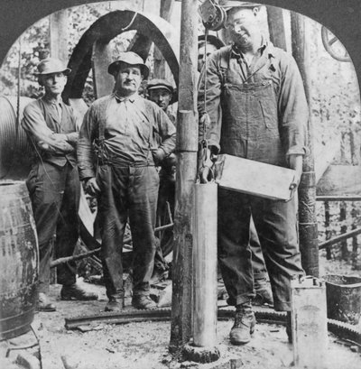 20世紀初頭、米国ペンシルベニア州の油田、ニトログリセリンでシェルを埋める 作： Keystone View Company