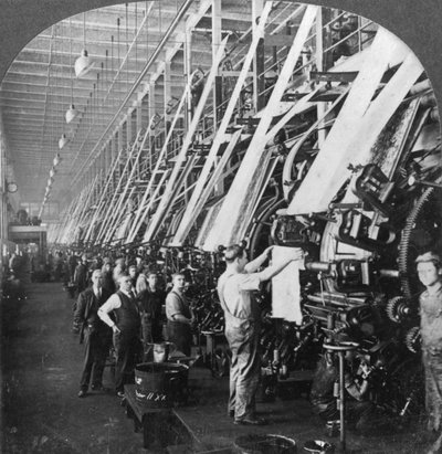 20世紀、米国マサチューセッツ州ローレンスの綿工場の大きな印刷室の概観 作： Keystone View Company