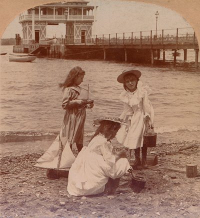 ビーチc1900で遊ぶ 作： Keystone View Company