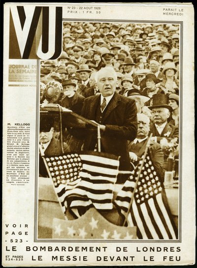アメリカの政治家で、ミネソタ州の上院議員、1925年から1929年まで国務長官を務め、1929年にノーベル平和賞を受賞したフランク・ビリングス・ケロッグ（1856-1937）の、アメリカの議会での演説中の肖像。キーストーン撮影、週刊VUの表紙用 作： Keystone View Company
