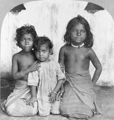 シンハラ人の若い3人の少女の肖像 1905年頃（モノクロ写真 作： Keystone View Company