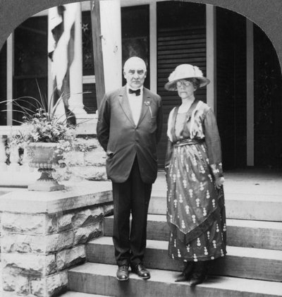 ハーディング大統領とその夫妻、自宅、米国イリノイ州マリオン、c1921-c1923 作： Keystone View Company