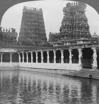 セイクリッドゴールドリリーレイクとパゴダ-南インド、マドゥラのシバへの素晴らしい寺院、1901年。 作： Keystone View Company