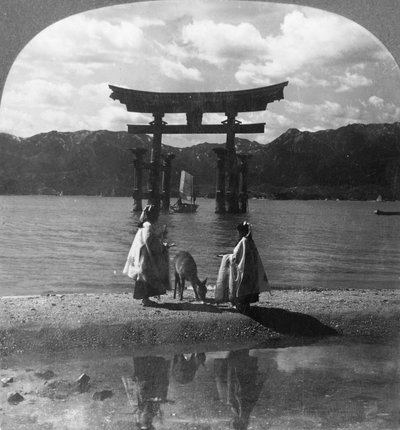 宮島で名高いシーガー鳥居。有名な神社への古風なゲートウェイ、1905年。 作： Keystone View Company