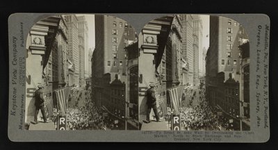 ウォール街に近いブロード・ストリートを上り、「カーブ・マーケット」を見下ろす。 作： Keystone View Company