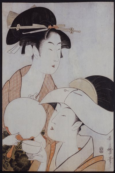 2人の女性のバストポートレート。1人はファン、もう1人はティーカップをかぶせたヘッドカバー 作： Kitagawa Utamaro