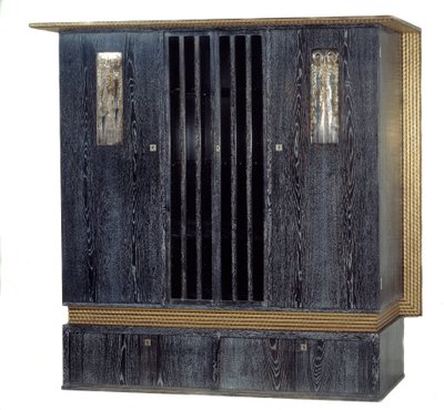 家具：コロマン・モーザー（1868-1918）が製作した、黒くニスが塗られたオーク材、金色の木、銀色の金属、ガラスでできた音楽付きワードローブ（1904年） Dim.1,99 m パリ、オルセー美術館 作： Koloman Moser