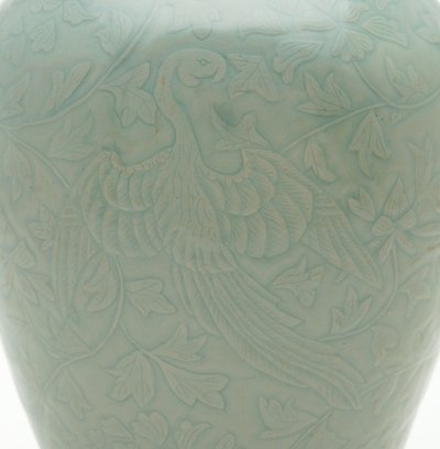 12世紀半ばの2つの鳳凰と牡丹のつる巻きの彫刻と切り込みのあるデザインのボトル（メビョン）（青磁釉の石器） 作： Korean School