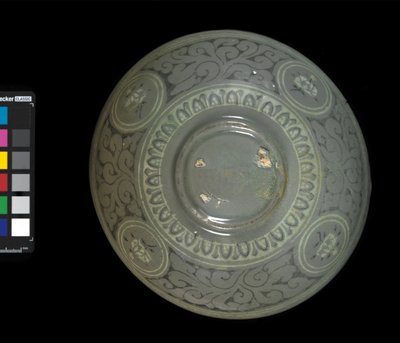 青磁釉鶴雲文鉢 1150～1200年頃 作： Korean School