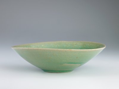 12世紀後半のペアフィッシュの象眼細工の装飾が施されたボウル（青磁釉の下に白い象眼細工が施された石器） 作： Korean School