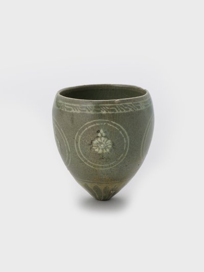 杯 12世紀後半 石器に象嵌細工と青磁が施されている。
青磁の釉薬) 作： Korean School
