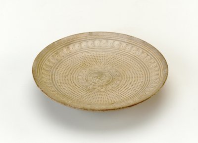 15世紀中頃 皿（透明感のある淡いブルーの釉薬の下に白の象嵌を施した石器 作： Korean School
